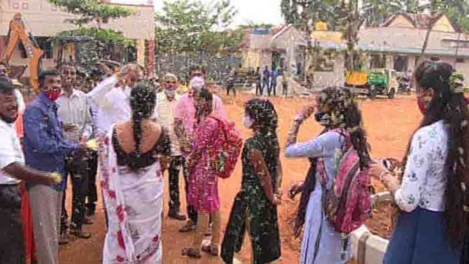 10 ತಿಂಗಳ ಬಳಿಕ ಕಾಲೇಜಿಗೆ ಮರಳಿದ ವಿದ್ಯಾರ್ಥಿಗಳ ಮೇಲೆ ಹೂ ಚೆಲ್ಲಿ ಅದ್ಧೂರಿ ಸ್ವಾಗತ ಕೋರಿದ JDS ಶಾಸಕ! 10 ತಿಂಗಳ ಬಳಿಕ ಕಾಲೇಜಿಗೆ ಮರಳಿದ ವಿದ್ಯಾರ್ಥಿಗಳ ಮೇಲೆ ಹೂ ಚೆಲ್ಲಿ ಅದ್ಧೂರಿ ಸ್ವಾಗತ ಕೋರಿದ JDS ಶಾಸಕ!