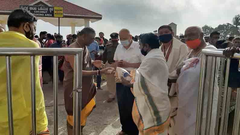 ಮುಖ್ಯ ಕಾರ್ಯದರ್ಶಿ ಸರಳತೆಗೆ ಮೆಚ್ಚುಗೆ; ಸಾಮಾನ್ಯರಂತೆ ಚಾಮುಂಡಿ ತಾಯಿ ದರ್ಶನ ಪಡೆದ ಅಧಿಕಾರಿ