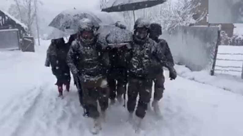 ಹಿಮಪಾತವಾಗುತ್ತಿರುವ ದುರ್ಗಮ ಹಾದಿಯಲ್ಲಿ ತಾಯಿ-ನವಜಾತ ಶಿಶುವನ್ನು ಹೊತ್ತು ಸಾಗಿದ ಚಿನಾರ್ ಕಾರ್ಪ್ಸ್ ಯೋಧರು