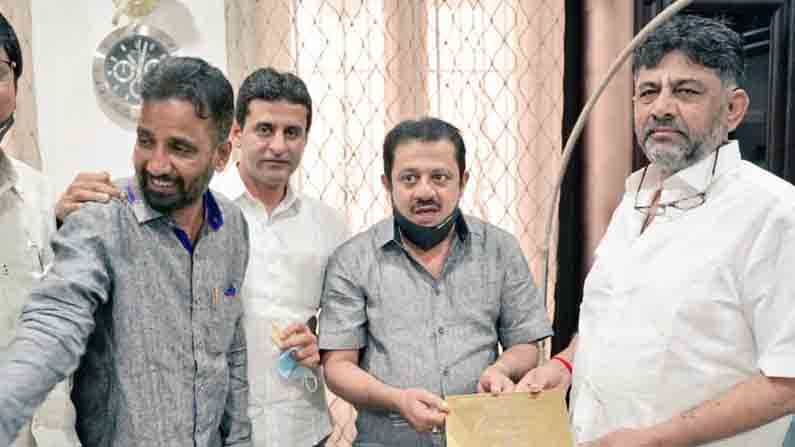 ಡಿ.ಕೆ. ಬ್ರದರ್ಸ್ಗೆ ಅರಬ್ ಶೈಲಿಯಲ್ಲಿ ಆಮಂತ್ರಣ ಪತ್ರಿಕೆ ನೀಡಿ ಆತ್ಮೀಯ ಆಹ್ವಾನ ಕೋರಿದ ಜಮೀರ್ ಅಹಮದ್