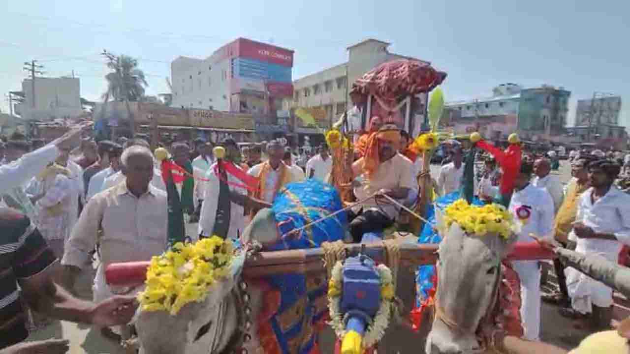 ನಿನ್ನೆ ಸಿಡಿಮಿಡಿ.. ಇಂದು ಚಕ್ಕಡಿ ಓಡಿಸಿ ಸುಗ್ಗಿ ಆಚರಿಸಿದ ಹೊನ್ನಾಳಿ ಹೋರಿ!