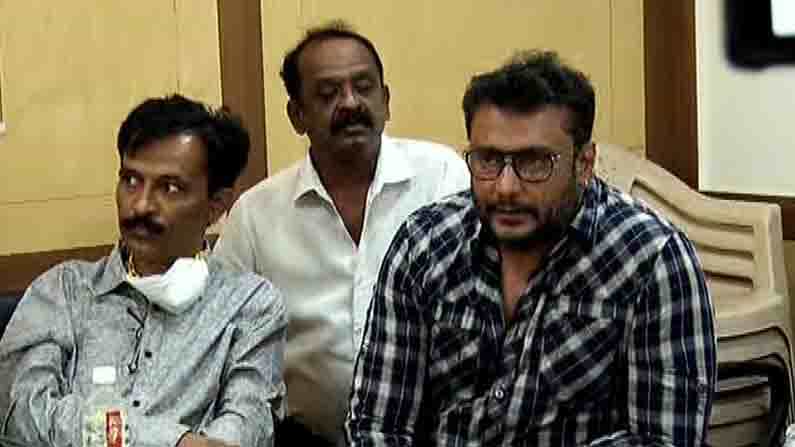 ಸೌಹಾರ್ದಯುತವಾಗಿ ಚರ್ಚಿಸಿ ಬಗೆಹರಿಸಲು ನಿರ್ಧಾರ -ಫಿಲ್ಮ್ ಚೇಂಬರ್ ಅಧ್ಯಕ್ಷ ಜೈರಾಜ್ ಸೌಹಾರ್ದಯುತವಾಗಿ ಚರ್ಚಿಸಿ ಬಗೆಹರಿಸಲು ನಿರ್ಧಾರ -ಫಿಲ್ಮ್ ಚೇಂಬರ್ ಅಧ್ಯಕ್ಷ ಜೈರಾಜ್
