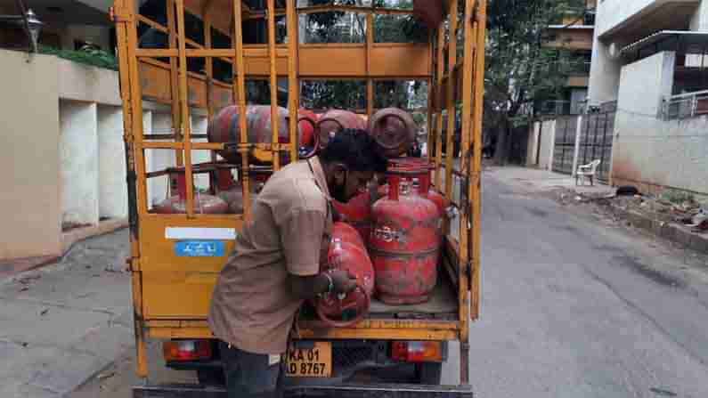 LPG ಗ್ಯಾಸ್​ ಡೆಲಿವರಿ ಹುಡುಗರಿಗೆ ಹೆಚ್ಚಿನ ಹಣ ನೀಡಬೇಡಿ.. ಕೇಳಿದರೆ ಕಂಪ್ಲೇಂಟ್ ಮಾಡಿ: ಏನಿದರ ಲೆಕ್ಕಾಚಾರ?