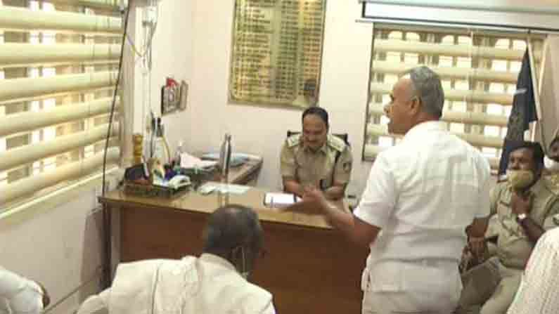 ಕೊಲೆ ಯತ್ನ ಪ್ರಕರಣದ ಆರೋಪಿಯನ್ನ ಕೈಬಿಡುವಂತೆ DySPಗೆ ಮಾಜಿ ಶಾಸಕ ಒತ್ತಾಯ.. ಕಚೇರಿಗೆ ನುಗ್ಗಿ ದಬ್ಬಾಳಿಕೆ ಕೊಲೆ ಯತ್ನ ಪ್ರಕರಣದ ಆರೋಪಿಯನ್ನ ಕೈಬಿಡುವಂತೆ DySPಗೆ ಮಾಜಿ ಶಾಸಕ ಒತ್ತಾಯ.. ಕಚೇರಿಗೆ ನುಗ್ಗಿ ದಬ್ಬಾಳಿಕೆ