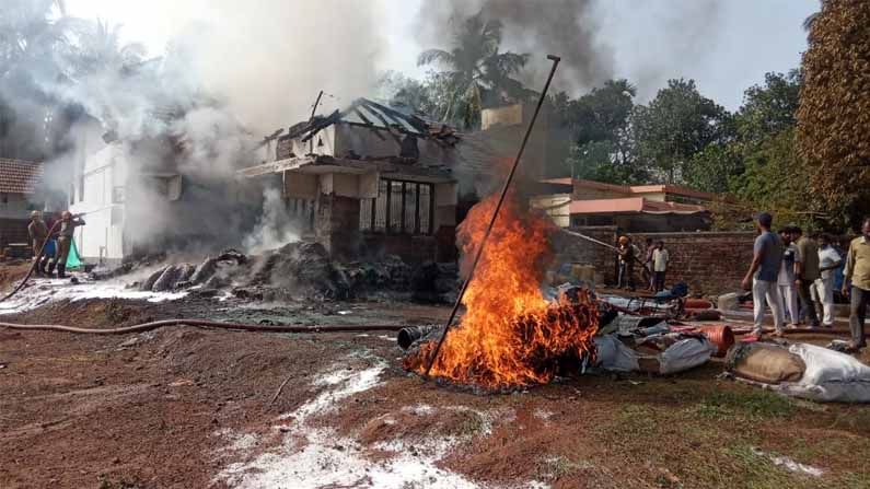 ಪುತ್ತೂರು ಮಹಾಲಿಂಗೇಶ್ವರ ದೇವಸ್ಥಾನದ ಬಳಿ ಅಗ್ನಿ ಅವಘಡ: ಪಟಾಕಿ ಕಿಡಿ ತಗುಲಿ ಹೊತ್ತಿ ಉರಿದ ಮನೆ