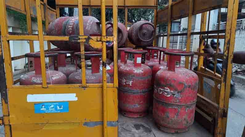 LPG Cylinder Price: ಜನಸಾಮಾನ್ಯರಿಗೆ ಕೊಂಚ ರಿಲೀಫ್; ಗ್ಯಾಸ್ ಸಿಲಿಂಡರ್ ಬೆಲೆಯಲ್ಲಿ 10 ರೂಪಾಯಿ ಇಳಿಕೆ LPG Cylinder Price: ಜನಸಾಮಾನ್ಯರಿಗೆ ಕೊಂಚ ರಿಲೀಫ್; ಗ್ಯಾಸ್ ಸಿಲಿಂಡರ್ ಬೆಲೆಯಲ್ಲಿ 10 ರೂಪಾಯಿ ಇಳಿಕೆ
