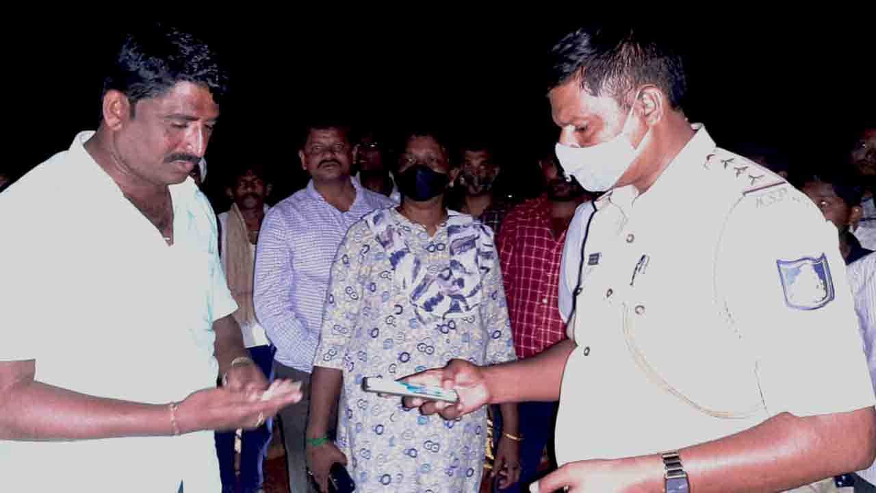 ಮಲಪ್ರಭೆ ಬಳಿ ಸೆಲ್ಫಿ ತೆಗೆಯುವಾಗ ಜೇನುಹುಳು ದಾಳಿ: ಮೂವರು ನೀರುಪಾಲು ಮಲಪ್ರಭೆ ಬಳಿ ಸೆಲ್ಫಿ ತೆಗೆಯುವಾಗ ಜೇನುಹುಳು ದಾಳಿ: ಮೂವರು ನೀರುಪಾಲು