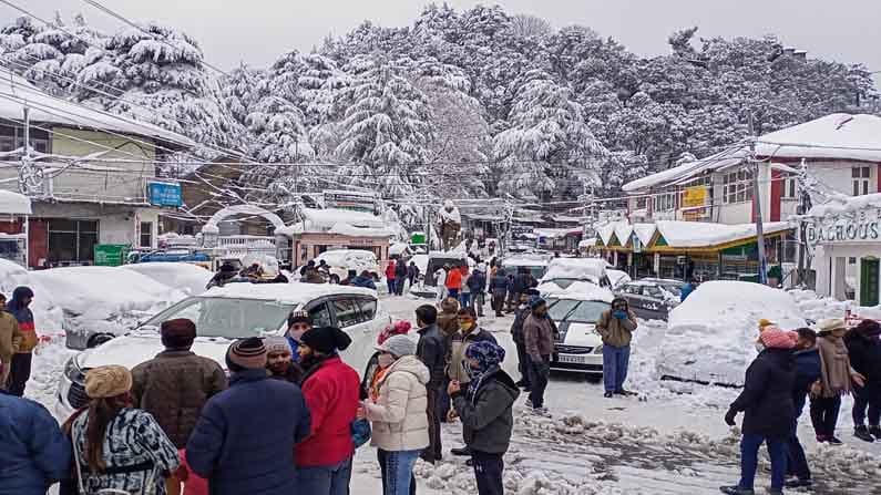 ಭಾರೀ ಹಿಮಪಾತ; ಕಾಶ್ಮೀರದಲ್ಲಿ ವಾಹನ ಸಂಚಾರ ಸ್ಥಗಿತ ಭಾರೀ ಹಿಮಪಾತ; ಕಾಶ್ಮೀರದಲ್ಲಿ ವಾಹನ ಸಂಚಾರ ಸ್ಥಗಿತ