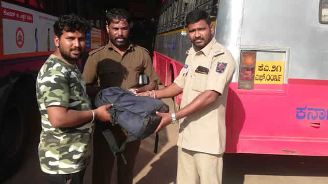 ಒಳ್ಳೆ ಸುದ್ದಿ | 70 ಸಾವಿರ ರೂ ಮೌಲ್ಯದ ಬ್ಯಾಗನ್ನು ಪ್ರಯಾಣಿಕನಿಗೆ ಹಿಂದಿರುಗಿಸಿ ಪ್ರಾಮಾಣಿಕತೆ ಮೆರೆದ KSRTC ಚಾಲಕ, ನಿರ್ವಾಹಕ