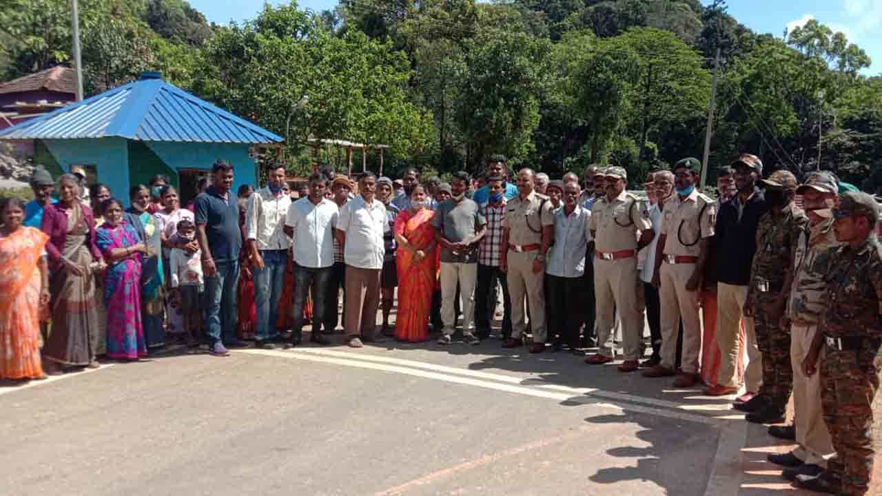 ಬೇರೆ ಜಿಲ್ಲೆಗಳಲ್ಲಿ ಸೆರೆಹಿಡಿದ ಚಿರತೆಗಳನ್ನ ನಮ್ಮ ಗ್ರಾಮದ ಬಳಿ ಬಿಟ್ಟಿದ್ದಾರೆ -ಹೆದ್ದಾರಿ ತಡೆದು ಗ್ರಾಮಸ್ಥರ ಧರಣಿ ಬೇರೆ ಜಿಲ್ಲೆಗಳಲ್ಲಿ ಸೆರೆಹಿಡಿದ ಚಿರತೆಗಳನ್ನ ನಮ್ಮ ಗ್ರಾಮದ ಬಳಿ ಬಿಟ್ಟಿದ್ದಾರೆ -ಹೆದ್ದಾರಿ ತಡೆದು ಗ್ರಾಮಸ್ಥರ ಧರಣಿ