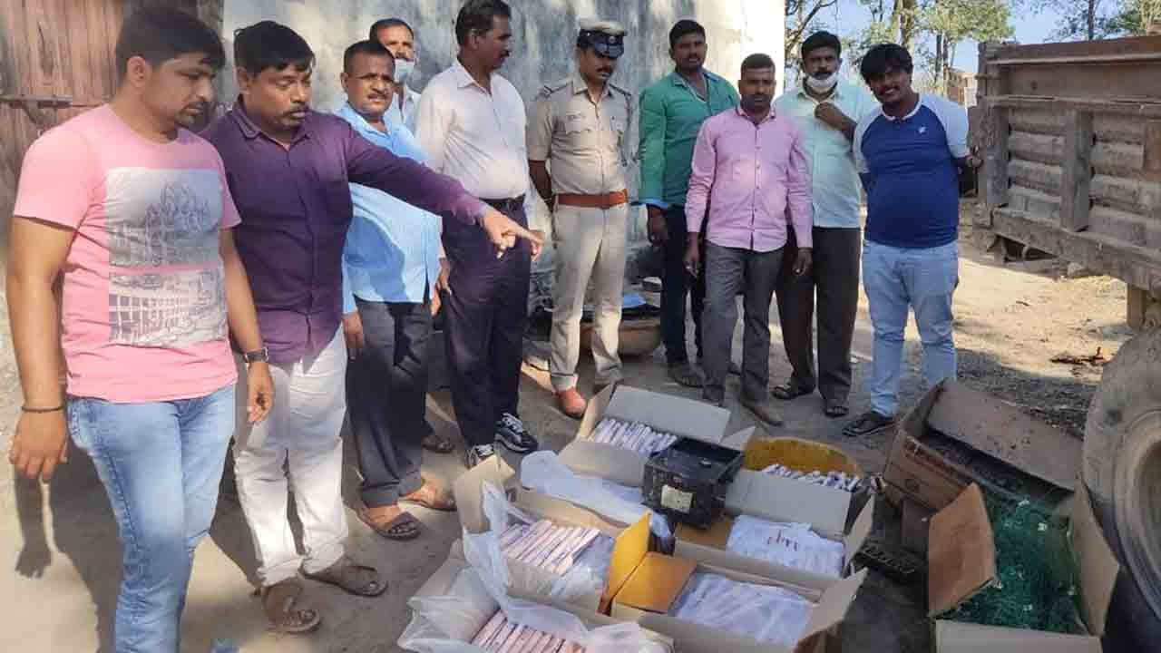 ಹನುಮಂತಪುರದ ಮಂಜೇಗೌಡರ ಕ್ವಾರಿ ಮೇಲೆ ದಾಳಿ: ಅಕ್ರಮವಾಗಿ ಸಂಗ್ರಹಿಸಿದ್ದ1,200 ಜಿಲೆಟಿನ್ ಕಡ್ಡಿ, ಡಿಟೋನೇಟರ್ ಜಪ್ತಿ ಹನುಮಂತಪುರದ ಮಂಜೇಗೌಡರ ಕ್ವಾರಿ ಮೇಲೆ ದಾಳಿ: ಅಕ್ರಮವಾಗಿ ಸಂಗ್ರಹಿಸಿದ್ದ1,200 ಜಿಲೆಟಿನ್ ಕಡ್ಡಿ, ಡಿಟೋನೇಟರ್ ಜಪ್ತಿ