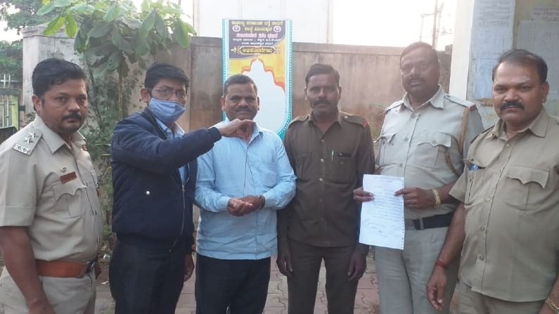 ಹಿರಿಯ ಪತ್ರಕರ್ತರ ಗೋಲ್ಡ್ ಚೈನ್ ಹಿಂದಿರುಗಿಸಿ ಪ್ರಾಮಾಣಿಕತೆ ಮೆರೆದ ಕೆಎಸ್ಆರ್ಟಿಸಿ ಕಂಡಕ್ಟರ್! ಹಿರಿಯ ಪತ್ರಕರ್ತರ ಗೋಲ್ಡ್ ಚೈನ್ ಹಿಂದಿರುಗಿಸಿ ಪ್ರಾಮಾಣಿಕತೆ ಮೆರೆದ ಕೆಎಸ್ಆರ್ಟಿಸಿ ಕಂಡಕ್ಟರ್!