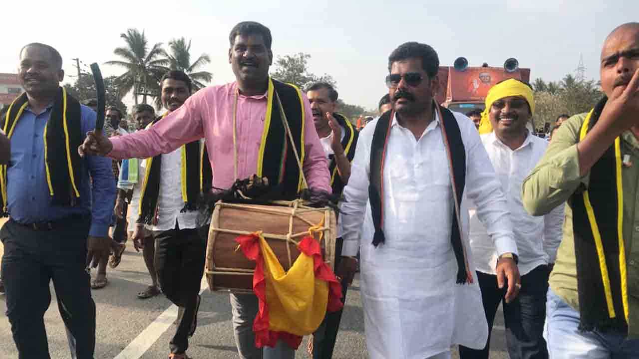 ಕುರುಬ ಸಮಾಜಕ್ಕೆ ST ಮೀಸಲಾತಿ ಜಾರಿಗೆ ಆಗ್ರಹಿಸಿ.. ಧರಣಿಯಲ್ಲಿ ನಗಾರಿ ಬಾರಿಸಿದ K.R.ಪುರಂ ಇನ್ಸ್ಪೆಕ್ಟರ್! ಕುರುಬ ಸಮಾಜಕ್ಕೆ ST ಮೀಸಲಾತಿ ಜಾರಿಗೆ ಆಗ್ರಹಿಸಿ.. ಧರಣಿಯಲ್ಲಿ ನಗಾರಿ ಬಾರಿಸಿದ K.R.ಪುರಂ ಇನ್ಸ್ಪೆಕ್ಟರ್!
