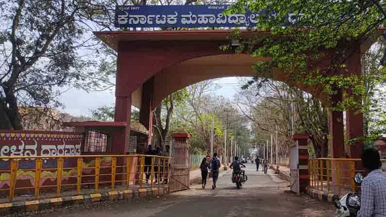 ಪಾರಂಪರಿಕ ಕಟ್ಟಡದ ಪಕ್ಕದಲ್ಲೇ ಮೊಬೈಲ್ ಟವರ್ ನಿರ್ಮಾಣಕ್ಕೆ ಸಿದ್ಧತೆ! ಸ್ಥಳೀಯರ ವಿರೋಧ.. ವಿವಿ ಕುಲಪತಿ ಸ್ಪಷ್ಟನೆ ಪಾರಂಪರಿಕ ಕಟ್ಟಡದ ಪಕ್ಕದಲ್ಲೇ ಮೊಬೈಲ್ ಟವರ್ ನಿರ್ಮಾಣಕ್ಕೆ ಸಿದ್ಧತೆ! ಸ್ಥಳೀಯರ ವಿರೋಧ.. ವಿವಿ ಕುಲಪತಿ ಸ್ಪಷ್ಟನೆ