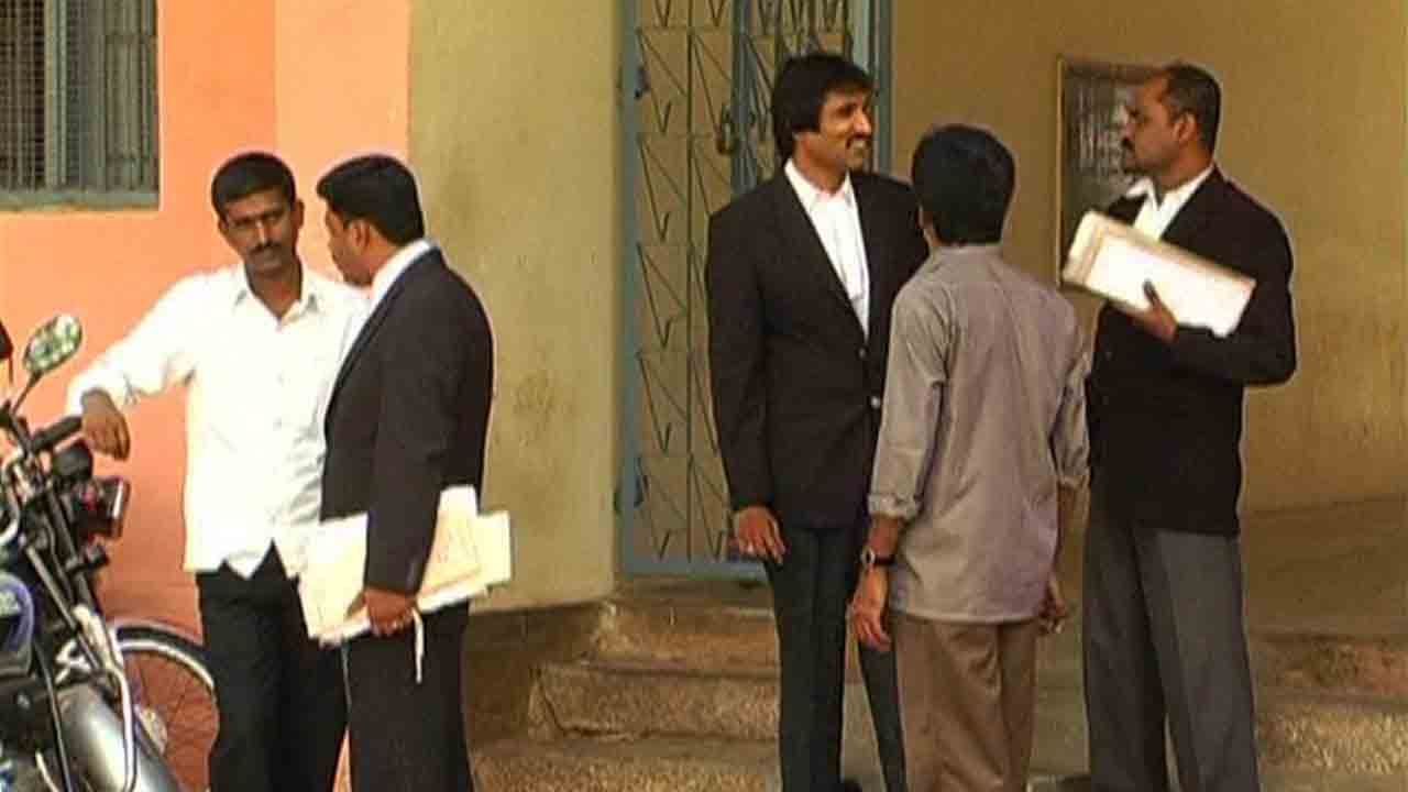ವಕೀಲರ ಡ್ರೆಸ್ ಕೋಡ್ಗಿದ್ದ ವಿನಾಯಿತಿ ರದ್ದು: ಫೆಬ್ರವರಿ 1ರಿಂದ ಕಪ್ಪು ಕೋಟ್ ಕಡ್ಡಾಯ ವಕೀಲರ ಡ್ರೆಸ್ ಕೋಡ್ಗಿದ್ದ ವಿನಾಯಿತಿ ರದ್ದು: ಫೆಬ್ರವರಿ 1ರಿಂದ ಕಪ್ಪು ಕೋಟ್ ಕಡ್ಡಾಯ