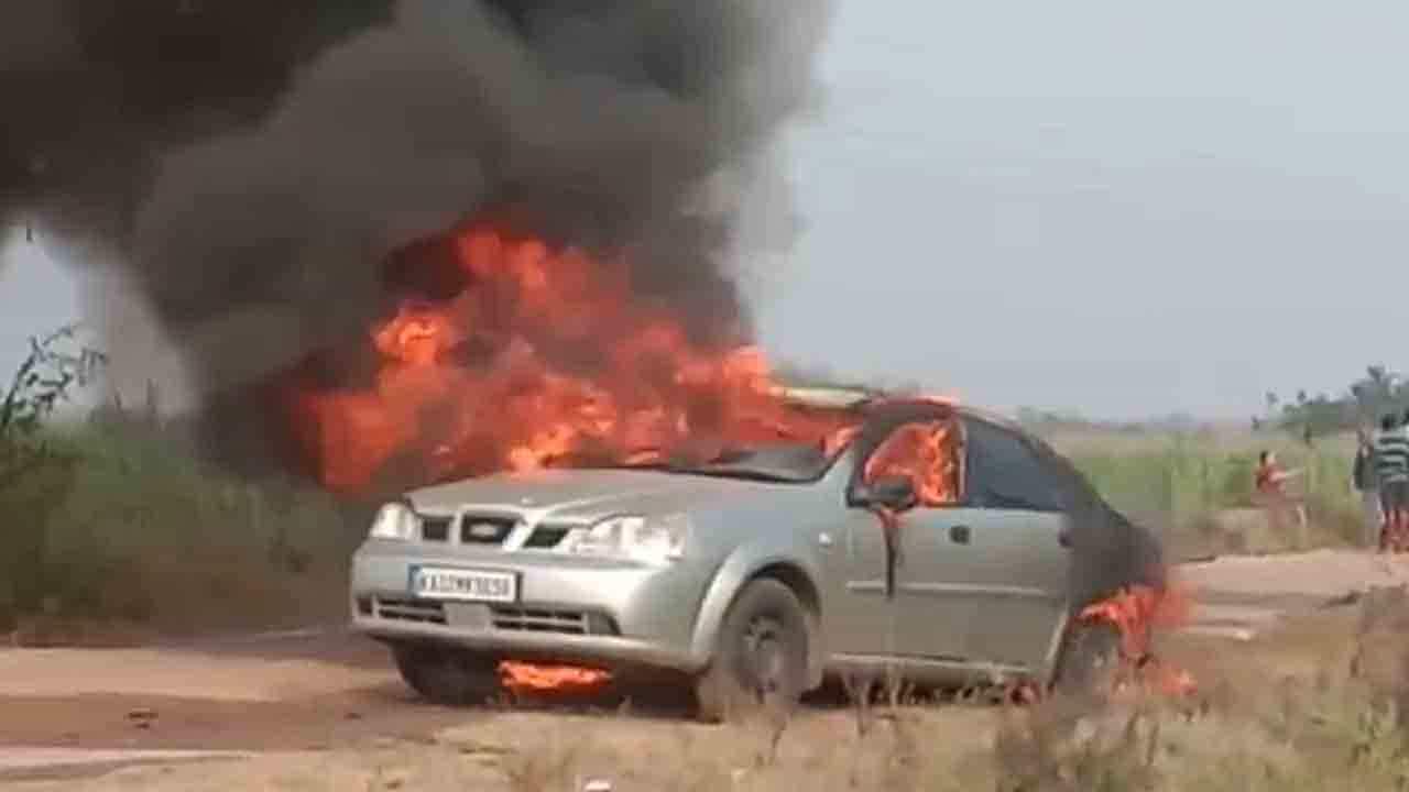 Viral Video: ರಸ್ತೆಯಲ್ಲಿ ಹೊತ್ತಿ ಉರಿಯುತ್ತಿದ್ದ ಕಾರಿನೊಳಗಿದ್ದ ವೃದ್ಧರನ್ನು ಕಾಪಾಡಿದ ಯುವಕರು; ಶಾಕಿಂಗ್ ವಿಡಿಯೋ ಇಲ್ಲಿದೆ Viral Video: ರಸ್ತೆಯಲ್ಲಿ ಹೊತ್ತಿ ಉರಿಯುತ್ತಿದ್ದ ಕಾರಿನೊಳಗಿದ್ದ ವೃದ್ಧರನ್ನು ಕಾಪಾಡಿದ ಯುವಕರು; ಶಾಕಿಂಗ್ ವಿಡಿಯೋ ಇಲ್ಲಿದೆ
