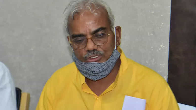 ಹಕ್ಕಿ ಜ್ವರ ಹಬ್ಬಿಸಲು ರೈತ ಪ್ರತಿಭಟನಾಕಾರರು ಬಿರಿಯಾನಿ ತಿನ್ನುತ್ತಿದ್ದಾರೆ: ಬಿಜೆಪಿ ಶಾಸಕನ ಹೇಳಿಕೆಗೆ ಆಕ್ರೋಶ ಹಕ್ಕಿ ಜ್ವರ ಹಬ್ಬಿಸಲು ರೈತ ಪ್ರತಿಭಟನಾಕಾರರು ಬಿರಿಯಾನಿ ತಿನ್ನುತ್ತಿದ್ದಾರೆ: ಬಿಜೆಪಿ ಶಾಸಕನ ಹೇಳಿಕೆಗೆ ಆಕ್ರೋಶ