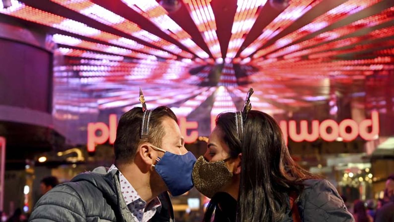 ಲಾಸ್ ವೆಗಾಸ್​ನ ಯುವ ಪ್ರೇಮಿಗಳು, ಹೊಸ ವರ್ಷದ ಸಂಭ್ರಮದಲ್ಲಿ ಚುಂಬಿಸಿದ್ದು ಹೀಗೆ