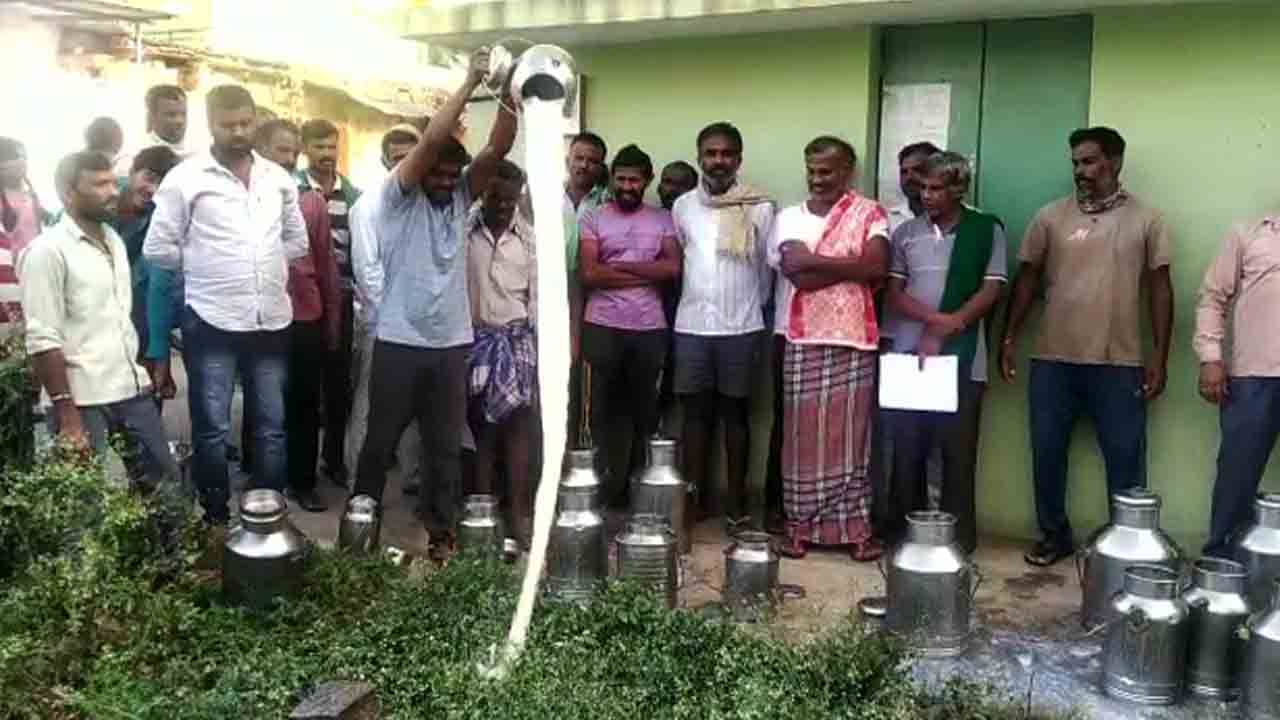 ಉತ್ಪಾದಕರಿಗೆ ನೀಡುವ ಪ್ರೋತ್ಸಾಹ ಧನದಲ್ಲಿ ಅವ್ಯವಹಾರ ಆರೋಪ: ರಸ್ತೆಗೆ ಹಾಲು ಚೆಲ್ಲಿ ಪ್ರತಿಭಟನೆ ಉತ್ಪಾದಕರಿಗೆ ನೀಡುವ ಪ್ರೋತ್ಸಾಹ ಧನದಲ್ಲಿ ಅವ್ಯವಹಾರ ಆರೋಪ: ರಸ್ತೆಗೆ ಹಾಲು ಚೆಲ್ಲಿ ಪ್ರತಿಭಟನೆ
