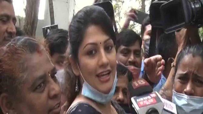 ‘CCB ಕೇಳಿರುವ ಎಲ್ಲಾ ಪ್ರಶ್ನೆಗಳಿಗೆ ಉತ್ತರ ನೀಡಿದ್ದೇನೆ; ಹೆದರಿ ಓಡಿ ಹೋಗೋ ಕೆಲಸ ನಾನೇನೂ ಮಾಡಿಲ್ಲ’ ‘CCB ಕೇಳಿರುವ ಎಲ್ಲಾ ಪ್ರಶ್ನೆಗಳಿಗೆ ಉತ್ತರ ನೀಡಿದ್ದೇನೆ; ಹೆದರಿ ಓಡಿ ಹೋಗೋ ಕೆಲಸ ನಾನೇನೂ ಮಾಡಿಲ್ಲ’