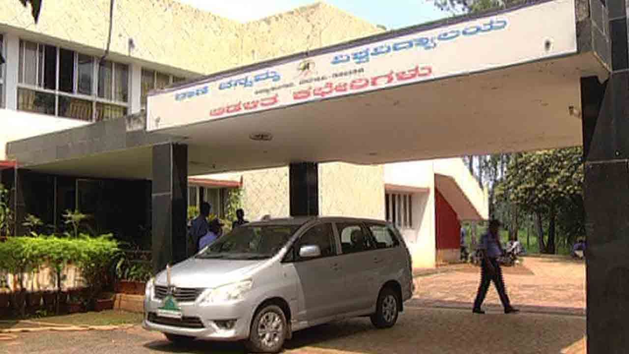 ರಾಣಿ ಚನ್ನಮ್ಮ ವಿವಿಯ B.Ed 1ನೇ, 3ನೇ ಸೆಮಿಸ್ಟರ್ ರೆಗ್ಯುಲರ್ ವಿದ್ಯಾರ್ಥಿಗಳು ಪರೀಕ್ಷೆ ಇಲ್ಲದೆಯೇ ಪಾಸ್ ರಾಣಿ ಚನ್ನಮ್ಮ ವಿವಿಯ B.Ed 1ನೇ, 3ನೇ ಸೆಮಿಸ್ಟರ್ ರೆಗ್ಯುಲರ್ ವಿದ್ಯಾರ್ಥಿಗಳು ಪರೀಕ್ಷೆ ಇಲ್ಲದೆಯೇ ಪಾಸ್