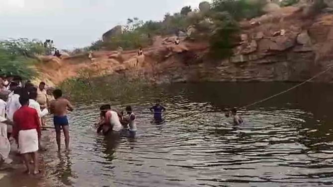 ರಾಯಚೂರು: ಕಲ್ಲಿನ ಕ್ವಾರಿಯಲ್ಲಿ ಈಜಲು ತೆರಳಿದ್ದ ಬಾಲಕರಿಬ್ಬರು ವಾಪಸ್ ಬರಲೇ ಇಲ್ಲ.. ರಾಯಚೂರು: ಕಲ್ಲಿನ ಕ್ವಾರಿಯಲ್ಲಿ ಈಜಲು ತೆರಳಿದ್ದ ಬಾಲಕರಿಬ್ಬರು ವಾಪಸ್ ಬರಲೇ ಇಲ್ಲ..