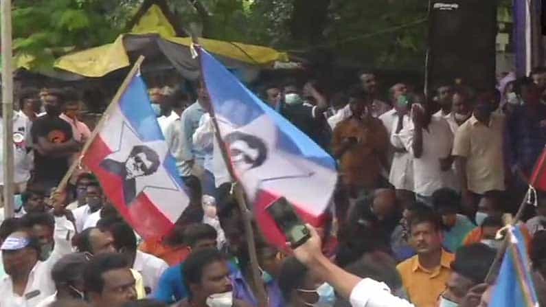ರಾಜಕಾರಣದಿಂದ ದೂರ ಹೋಗಬೇಡಿ, ನಿರ್ಧಾರ ಬದಲಿಸಿ: ನಟ ರಜನಿಕಾಂತ್ಗೆ ಅಭಿಮಾನಿಗಳ ಮನವಿ