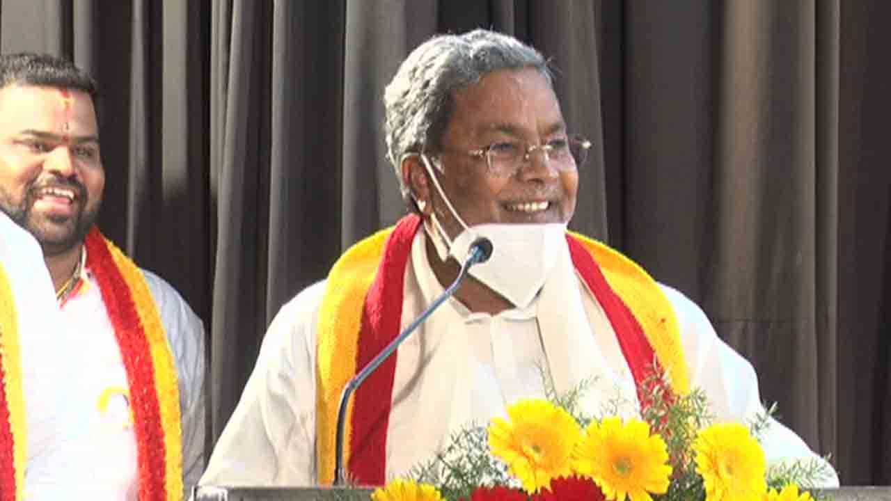 ಈಗ ನಕಲಿ ದೇಶಭಕ್ತರೇ ಹೆಚ್ಚಾಗಿದ್ದಾರೆ -ಸಿದ್ದರಾಮಯ್ಯ ಡೈಲಾಗ್ಗೆ ‘ಹೌದು ಹುಲಿಯಾ’ ಎಂದ ಅಭಿಮಾನಿ! ಈಗ ನಕಲಿ ದೇಶಭಕ್ತರೇ ಹೆಚ್ಚಾಗಿದ್ದಾರೆ -ಸಿದ್ದರಾಮಯ್ಯ ಡೈಲಾಗ್ಗೆ ‘ಹೌದು ಹುಲಿಯಾ’ ಎಂದ ಅಭಿಮಾನಿ!