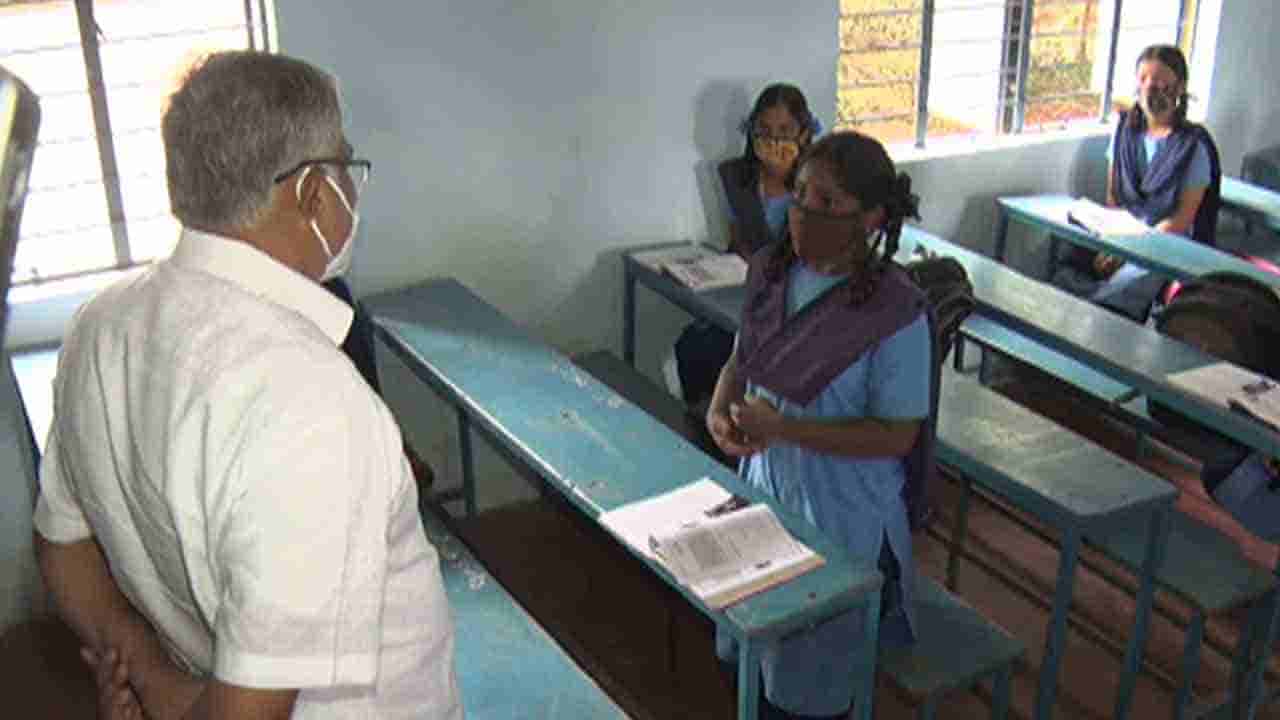 ಸಾರ್, ಯಾವುದೇ ಕಾರಣಕ್ಕೂ ಕ್ಲಾಸ್ಗಳನ್ನ ನಿಲ್ಲಿಸಬೇಡಿ -ಸಚಿವ ಸುರೇಶ್ ಕುಮಾರ್ಗೆ ವಿದ್ಯಾರ್ಥಿನಿಯರ ಬಿನ್ನಹ