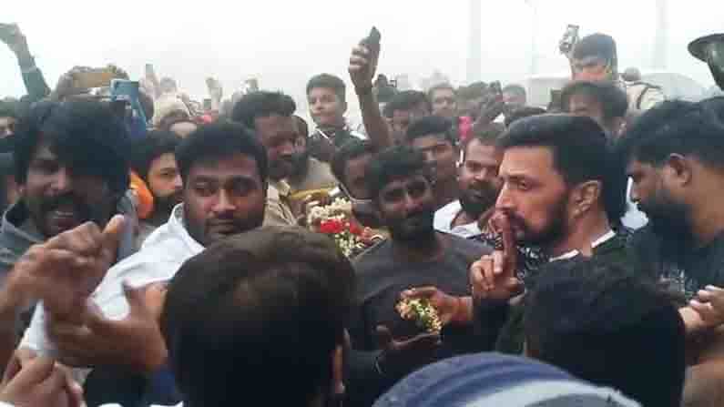 ದೇವಿ ಚಾಮುಂಡೇಶ್ವರಿಯ ದರ್ಶನ ಪಡೆದ ‘ಫ್ಯಾಂಟಮ್’ ಸುದೀಪ್, ಅಭಿಮಾನಿಗಳಿಗೆ ಕೈ ಸನ್ನೆ ಮೂಲಕ ಸೈಲೆಂಟ್ ಎಂದ ಆರಾಧ್ಯದೈವ!