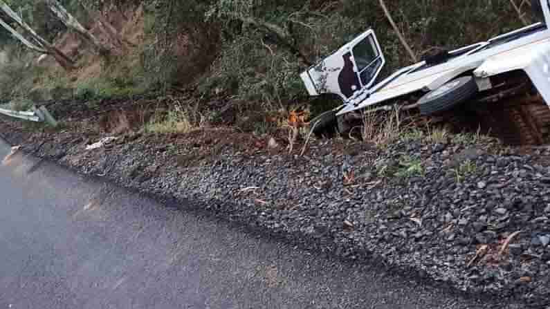 ಚಾಲಕನ ನಿಯಂತ್ರಣ ತಪ್ಪಿ ಟಿಟಿ ಪಲ್ಟಿ.. ಮೂವರ ಸಾವು, 11ಮಂದಿಗೆ ಗಾಯ