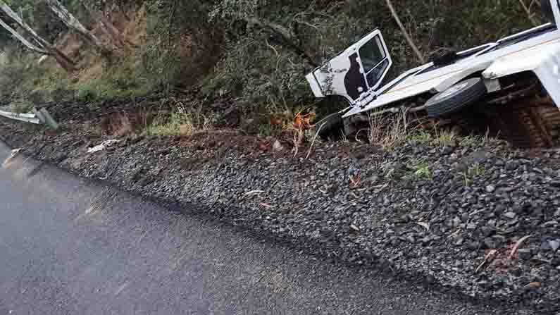 ಚಾಲಕನ ನಿಯಂತ್ರಣ ತಪ್ಪಿ ಟಿಟಿ ಪಲ್ಟಿ.. ಮೂವರ ಸಾವು, 11ಮಂದಿಗೆ ಗಾಯ