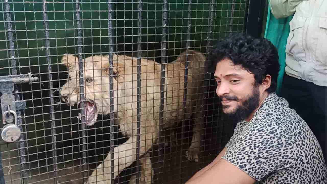 ನ್ಯೂ ಇಯರ್ ದಿನದಂದು.. ಸಿಂಹದ ಮರಿಯನ್ನು ದತ್ತು ಪಡೆದ ‘ಚಿಟ್ಟೆ’ ವಸಿಷ್ಠ ಸಿಂಹ ನ್ಯೂ ಇಯರ್ ದಿನದಂದು.. ಸಿಂಹದ ಮರಿಯನ್ನು ದತ್ತು ಪಡೆದ ‘ಚಿಟ್ಟೆ’ ವಸಿಷ್ಠ ಸಿಂಹ