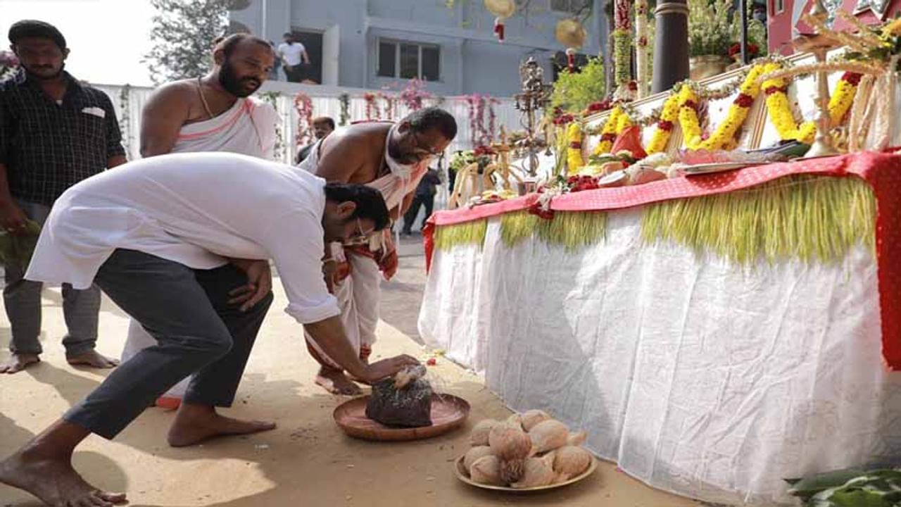 ಸಲಾರ್​ ಚಿತ್ರದ ಮುಹೂರ್ತದ ವೇಳೆ ತೆಂಗಿನ ಕಾಯಿ ಒಡೆದ ಪ್ರಭಾಸ್​