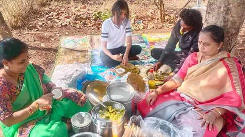 ಆಹಾರ ಸಂಸ್ಕೃತಿ ಎತ್ತಿ ತೋರಿಸುವ ಪವಿತ್ರ ಹಬ್ಬ ಎಳ್ಳು ಅಮಾವಾಸ್ಯೆ.. ಹೊಲಗಳಲ್ಲಿ ರೈತರ ಸಂಭ್ರಮ ಆಹಾರ ಸಂಸ್ಕೃತಿ ಎತ್ತಿ ತೋರಿಸುವ ಪವಿತ್ರ ಹಬ್ಬ ಎಳ್ಳು ಅಮಾವಾಸ್ಯೆ.. ಹೊಲಗಳಲ್ಲಿ ರೈತರ ಸಂಭ್ರಮ