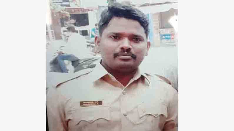 ಮನೆಗಳ್ಳನ ಅರೆಸ್ಟ್ಗೆ ಹೋದಾಗ ಪೇದೆ ಮೇಲೆ ಚಾಕು, ದೊಣ್ಣೆಗಳಿಂದ ಭೀಕರವಾಗಿ ಹಲ್ಲೆ..ಯಾವೂರಲ್ಲಿ? ಮನೆಗಳ್ಳನ ಅರೆಸ್ಟ್ಗೆ ಹೋದಾಗ ಪೇದೆ ಮೇಲೆ ಚಾಕು, ದೊಣ್ಣೆಗಳಿಂದ ಭೀಕರವಾಗಿ ಹಲ್ಲೆ..ಯಾವೂರಲ್ಲಿ?