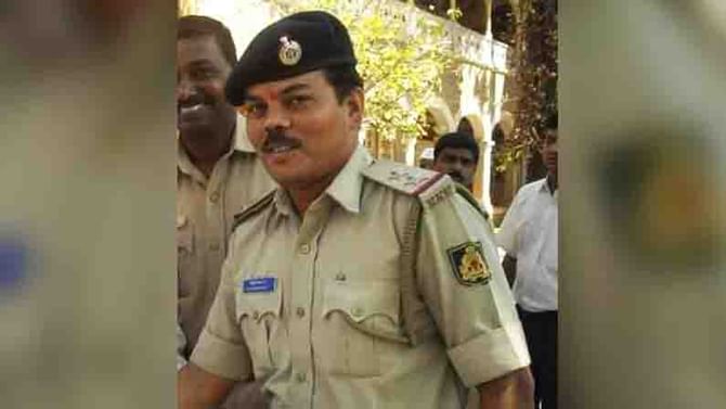 ಯೋಗೀಶ್ ಗೌಡ ಹತ್ಯೆ ಕೇಸ್: ತನಿಖೆ ವೇಳೆ CBI ಮುಂದೆ ಅಂದಿನ ಇನ್ಸ್ಪೆಕ್ಟರ್ ಟಿಂಗರಿಕರ್-ಆರೋಪಿ ಮುತ್ತಗಿ ಭಾರೀ ಹೈಡ್ರಾಮಾ! ಯೋಗೀಶ್ ಗೌಡ ಹತ್ಯೆ ಕೇಸ್: ತನಿಖೆ ವೇಳೆ CBI ಮುಂದೆ ಅಂದಿನ ಇನ್ಸ್ಪೆಕ್ಟರ್ ಟಿಂಗರಿಕರ್-ಆರೋಪಿ ಮುತ್ತಗಿ ಭಾರೀ ಹೈಡ್ರಾಮಾ!