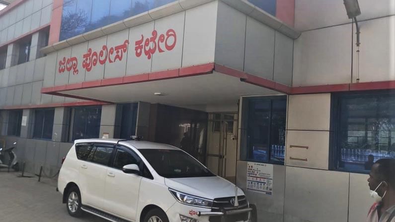 ದೂರು ಸ್ವೀಕಾರ ನಿರ್ಲಕ್ಷ್ಯ: ನಾಲ್ವರು ಪೊಲೀಸ್ ಸಿಬ್ಬಂದಿ ಅಮಾನತು ದೂರು ಸ್ವೀಕಾರ ನಿರ್ಲಕ್ಷ್ಯ: ನಾಲ್ವರು ಪೊಲೀಸ್ ಸಿಬ್ಬಂದಿ ಅಮಾನತು