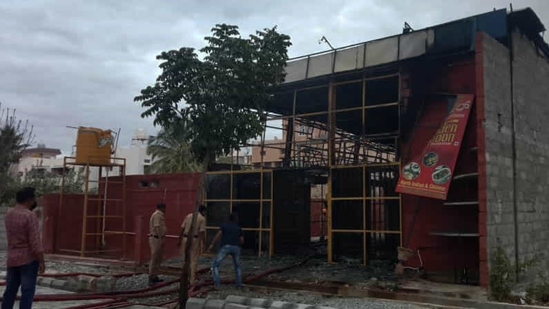 ಬೆಂಕಿಯ ಕೆನ್ನಾಲಿಗೆಗೆ ಹೋಟೆಲ್ ಸಂಪೂರ್ಣ ಭಸ್ಮ ಬೆಂಕಿಯ ಕೆನ್ನಾಲಿಗೆಗೆ ಹೋಟೆಲ್ ಸಂಪೂರ್ಣ ಭಸ್ಮ