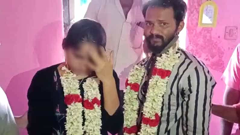 ಹಾಸನ: ಮದುವೆ ನಿಶ್ಚಯವಾಗಿದ್ದ ಯುವತಿಗೆ ಬಲವಂತವಾಗಿ ತಾಳಿ ಕಟ್ಟಿ ಎಳೆದೊಯ್ದ ಮಾಜಿ ಪ್ರೇಮಿ..! ಹಾಸನ: ಮದುವೆ ನಿಶ್ಚಯವಾಗಿದ್ದ ಯುವತಿಗೆ ಬಲವಂತವಾಗಿ ತಾಳಿ ಕಟ್ಟಿ ಎಳೆದೊಯ್ದ ಮಾಜಿ ಪ್ರೇಮಿ..!