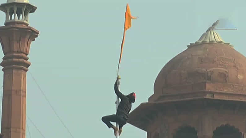 ದೆಹಲಿ ಕೆಂಪುಕೋಟೆ ಮೇಲೆ ರೈತಧ್ವಜ; ಇತಿಹಾಸದಲ್ಲಿ ಇದೇ ಮೊದಲು ಕೆಂಪುಕೋಟೆಗೆ ರೈತರ ಮುತ್ತಿಗೆ ದೆಹಲಿ ಕೆಂಪುಕೋಟೆ ಮೇಲೆ ರೈತಧ್ವಜ; ಇತಿಹಾಸದಲ್ಲಿ ಇದೇ ಮೊದಲು ಕೆಂಪುಕೋಟೆಗೆ ರೈತರ ಮುತ್ತಿಗೆ
