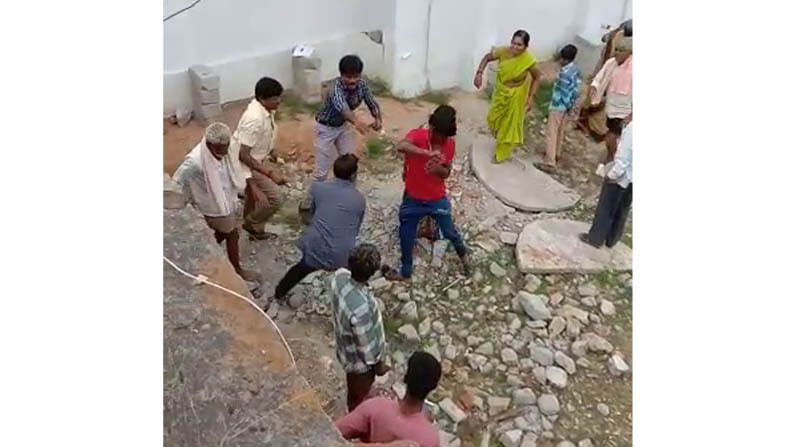 ಮನೆ ಕಾಂಪೌಂಡ್ ನಿರ್ಮಾಣ ವಿಚಾರ: ಕಲ್ಲು, ದೊಣ್ಣೆಗಳಿಂದ ಹೊಡೆದಾಡಿಕೊಂಡ ದಾಯಾದಿಗಳು ಮನೆ ಕಾಂಪೌಂಡ್ ನಿರ್ಮಾಣ ವಿಚಾರ: ಕಲ್ಲು, ದೊಣ್ಣೆಗಳಿಂದ ಹೊಡೆದಾಡಿಕೊಂಡ ದಾಯಾದಿಗಳು