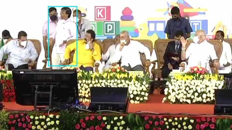 ಭಾಷಣ ಮಾಡುವ ವಿಚಾರಕ್ಕೆ ವೇದಿಕೆಯಲ್ಲೇ ಕಿತ್ತಾಡಿಕೊಂಡ ಕಾಂಗ್ರೆಸ್ನ ಮಾಜಿ ಸಚಿವರು: BSYಗೆ ಇರುಸು ಮುರುಸು ಭಾಷಣ ಮಾಡುವ ವಿಚಾರಕ್ಕೆ ವೇದಿಕೆಯಲ್ಲೇ ಕಿತ್ತಾಡಿಕೊಂಡ ಕಾಂಗ್ರೆಸ್ನ ಮಾಜಿ ಸಚಿವರು: BSYಗೆ ಇರುಸು ಮುರುಸು