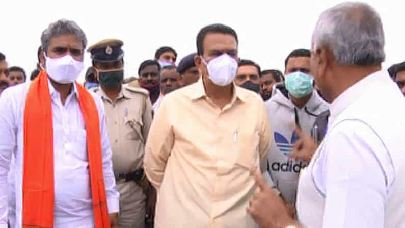 ಸಂಸದ ಮತ್ತು ಶಾಸಕರ ಗಣಿ ವಿವಾದ: ಗಣಿ ಸಚಿವರ ಎದುರಲ್ಲೇ ಸ್ಫೋಟವಾಯ್ತು ಶೀತಲ ಸಮರ ಸಂಸದ ಮತ್ತು ಶಾಸಕರ ಗಣಿ ವಿವಾದ: ಗಣಿ ಸಚಿವರ ಎದುರಲ್ಲೇ ಸ್ಫೋಟವಾಯ್ತು ಶೀತಲ ಸಮರ