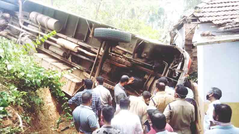 ಮನೆ ಮೇಲೆ ಉರುಳಿ ಬಿದ್ದ ಮದುವೆ ದಿಬ್ಬಣದ ಬಸ್; ಐವರ ಸಾವು.. ಹಲವರ ಸ್ಥಿತಿ ಗಂಭೀರ