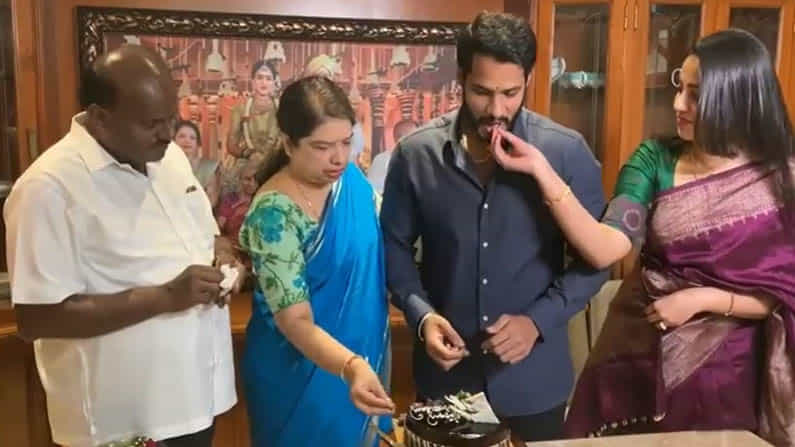 31ನೇ ವಸಂತಕ್ಕೆ ಕಾಲಿಟ್ಟ ನಿಖಿಲ್ ಗೌಡ; ಕೇಕ್ ತಿನ್ನಿಸಿ ಶುಭ ಹಾರೈಸಿದ ಹೆಚ್ಡಿ ಕುಮಾರಸ್ವಾಮಿ
