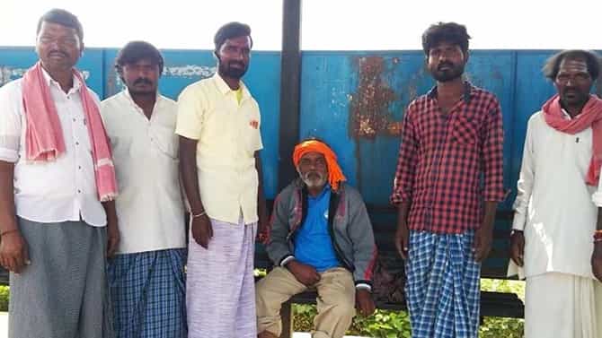 ಗ್ರಾಮಸ್ಥರ ಮಾನವೀಯತೆ.. ಅನಾಥನಿಗೆ ಆಶ್ರಯ ನೀಡಿ ಸೇವೆ ಸಲ್ಲಿಸುತ್ತಿರುವ ಊರಿನ ಯುವಕರು