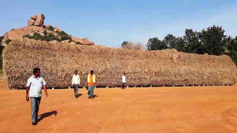 ರೈಲಿನ ಬೋಗಿಯಂತೆ ಕಂಗೊಳಿಸುವ ರಾಗಿ ಮೆದೆ: ಎಲ್ಲಿ ಗೊತ್ತಾ?