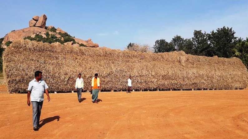 ರೈಲಿನ ಬೋಗಿಯಂತೆ ಕಂಗೊಳಿಸುವ ರಾಗಿ ಮೆದೆ: ಎಲ್ಲಿ ಗೊತ್ತಾ? ರೈಲಿನ ಬೋಗಿಯಂತೆ ಕಂಗೊಳಿಸುವ ರಾಗಿ ಮೆದೆ: ಎಲ್ಲಿ ಗೊತ್ತಾ?