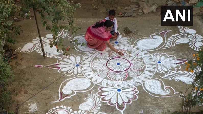 ತ್ರಿಪುರದಲ್ಲಿ ಸಂಕ್ರಾಂತಿ ಆಚರಣೆಯ ಅಂಗವಾಗಿ ಲಂಕಮುರದ ಮಹಿಳೆಯರು ತಮ್ಮ ಅಂಗಳವನ್ನು ರಂಗೋಲಿಯಿಂದ  ಅಲಂಕರಿಸಿರುವುದು. 